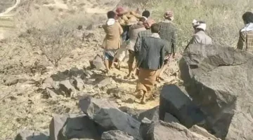 الفقر في مناطق سيطرة الحوثيين يدفع السكان للمخاطرة بحياتهم