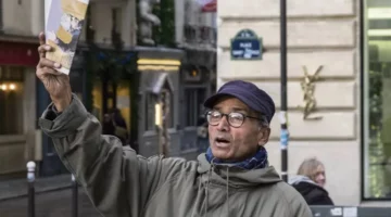 ميدالية الاستحقاق للباكستاني علي أكبر آخر بائع صحف جوّال في باريس