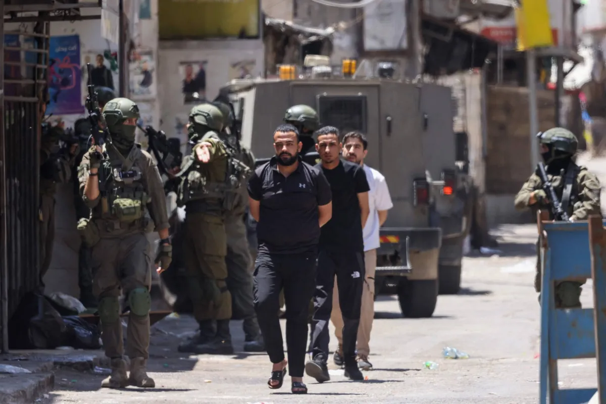 إسرائيل تُصعّد مداهمات الضفة بعدما حولتها إلى سجن معزول