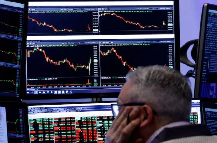 العقود الآجلة الأميركية ترتفع مع ترقب رد إيران وهدوء النفط