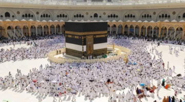 «الكعبة المشرفة» ترتدي ثوبها الجديد في إرث متواصل لـ100 عام