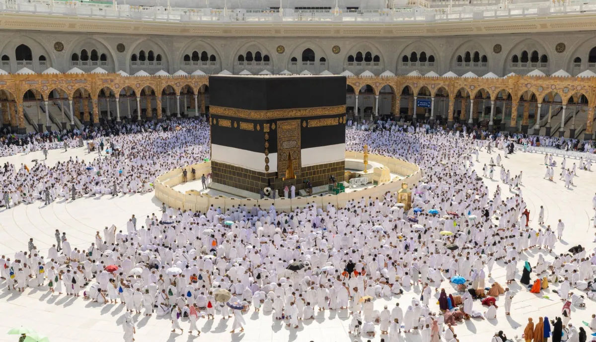 «الكعبة المشرفة» ترتدي ثوبها الجديد في إرث متواصل لـ100 عام