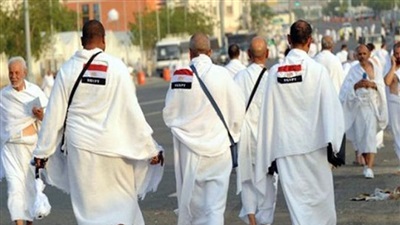 الحجاج يقفون على عرفة لأداء الركن الأعظم في فريضة الحج
