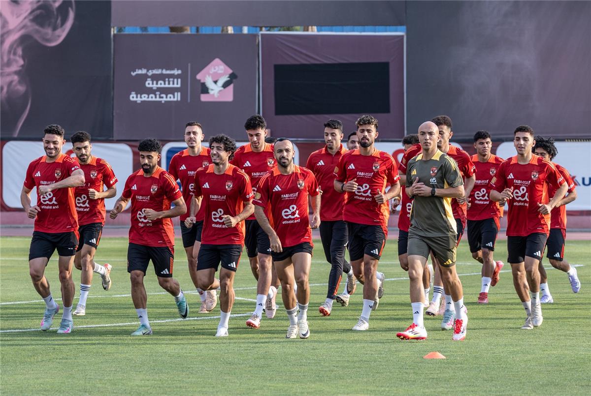 صور | خوسيه ريفيرو يقود مرانه الأول مع الأهلي.. وظهور الصفقة الجديدة