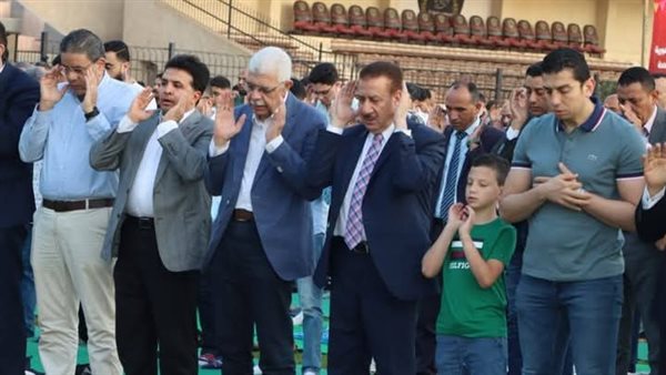رئيس جامعة المنوفية والمحافظ يؤديان شعائر صلاة عيد الأضحى بنادى جمهورية شبين