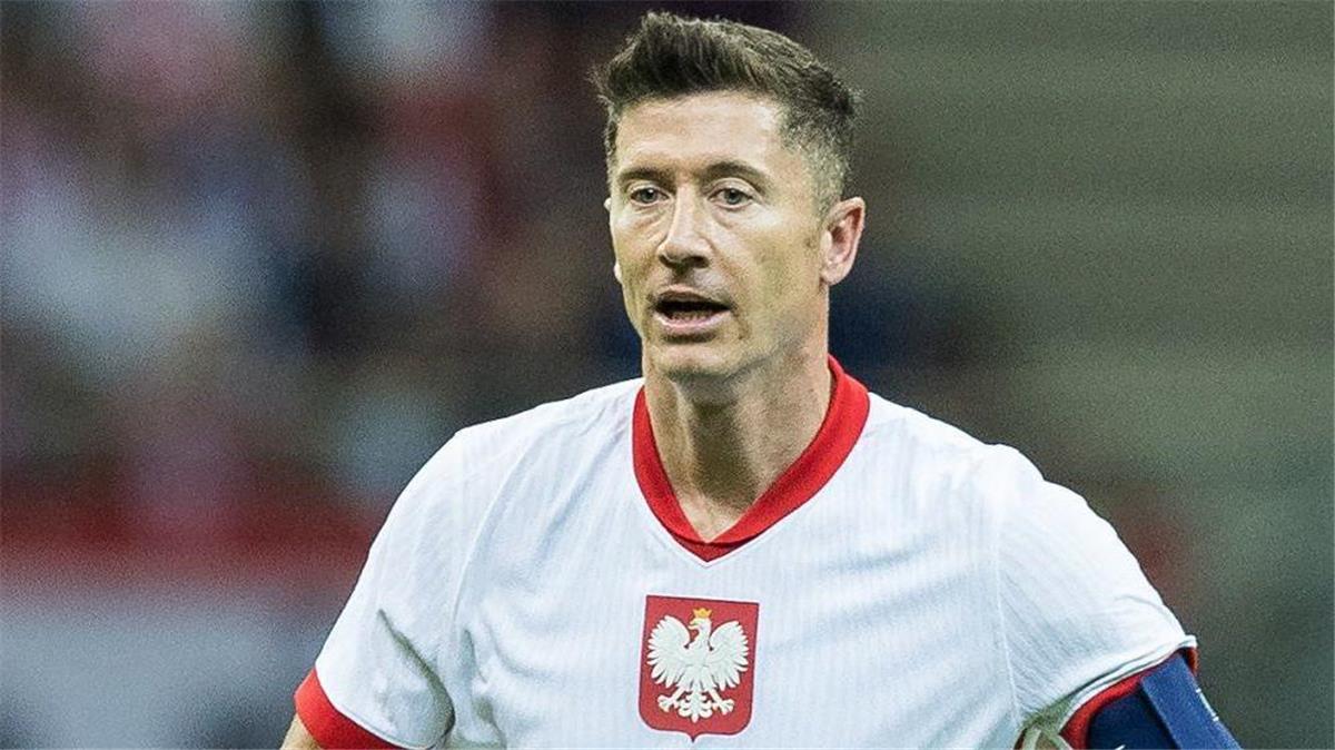 الأزمة تتصاعد.. ليفاندوفسكي يعلن توقفه عن اللعب مع منتخب بولندا