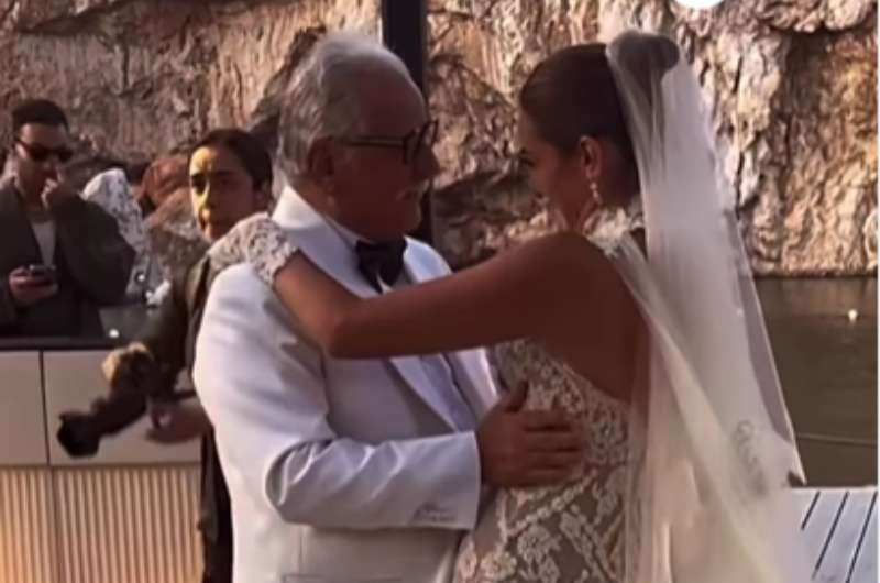 شاهد.. أمينة خليل ترقص مع والدها في حفل زفافها باليونان