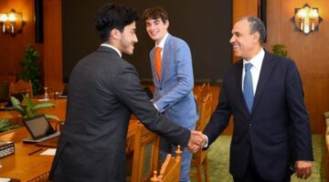 وزير الخارجية يلتقي بمجموعة من الطلاب في الجامعات بالمملكة المتحدة.. تفاصيل