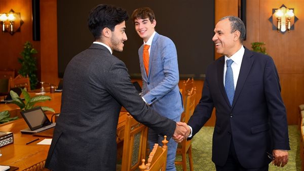 وزير الخارجية يلتقي بمجموعة من الطلاب في الجامعات بالمملكة المتحدة.. تفاصيل