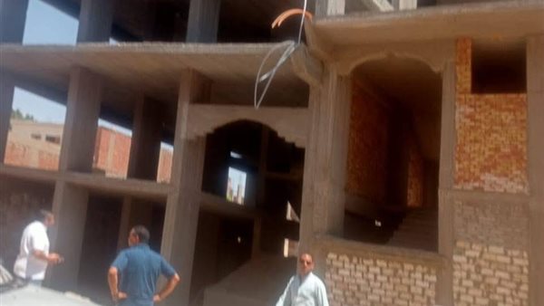 إزالة عدد 5 حالات تعدى فى المهد ومصادرة مواد بناء بمدينة إسنا