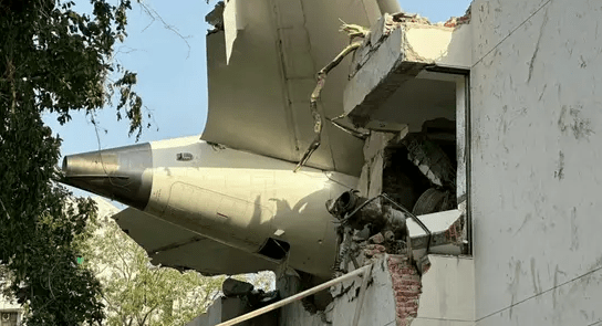 نجاة أحد ركاب الطائرة الهندية المنكوبة في جوجارات