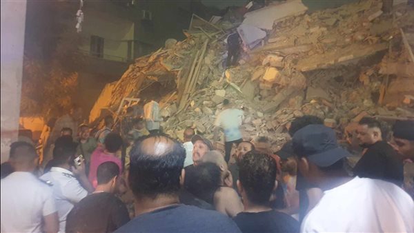 انهيار منزل مكون من 5 طوابق في السيدة زينب وجهود لإنقاذ عائلات تحت الأنقاض
