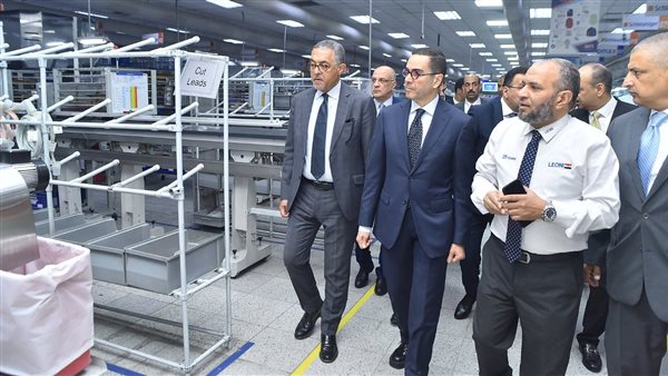 وزير الاستثمار يقوم بجولة تفقدية بعدد من الشركات بالمنطقة الحرة بمدينة نصر