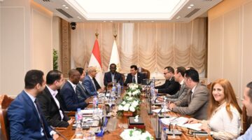 أشرف صبحي يلتقي الأمين العام لـ الاتحاد الإفريقي بسبب مقر الكاف