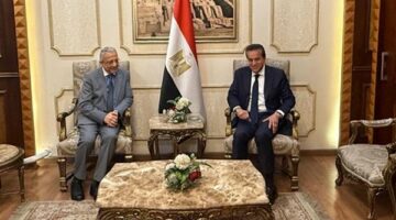 وزير الصحة والسكان يستقبل نظيره التونسي بمطار القاهرة الدولي