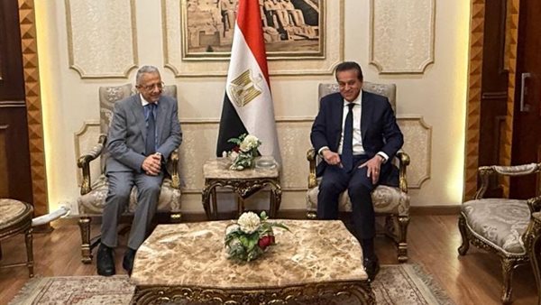 وزير الصحة والسكان يستقبل نظيره التونسي بمطار القاهرة الدولي
