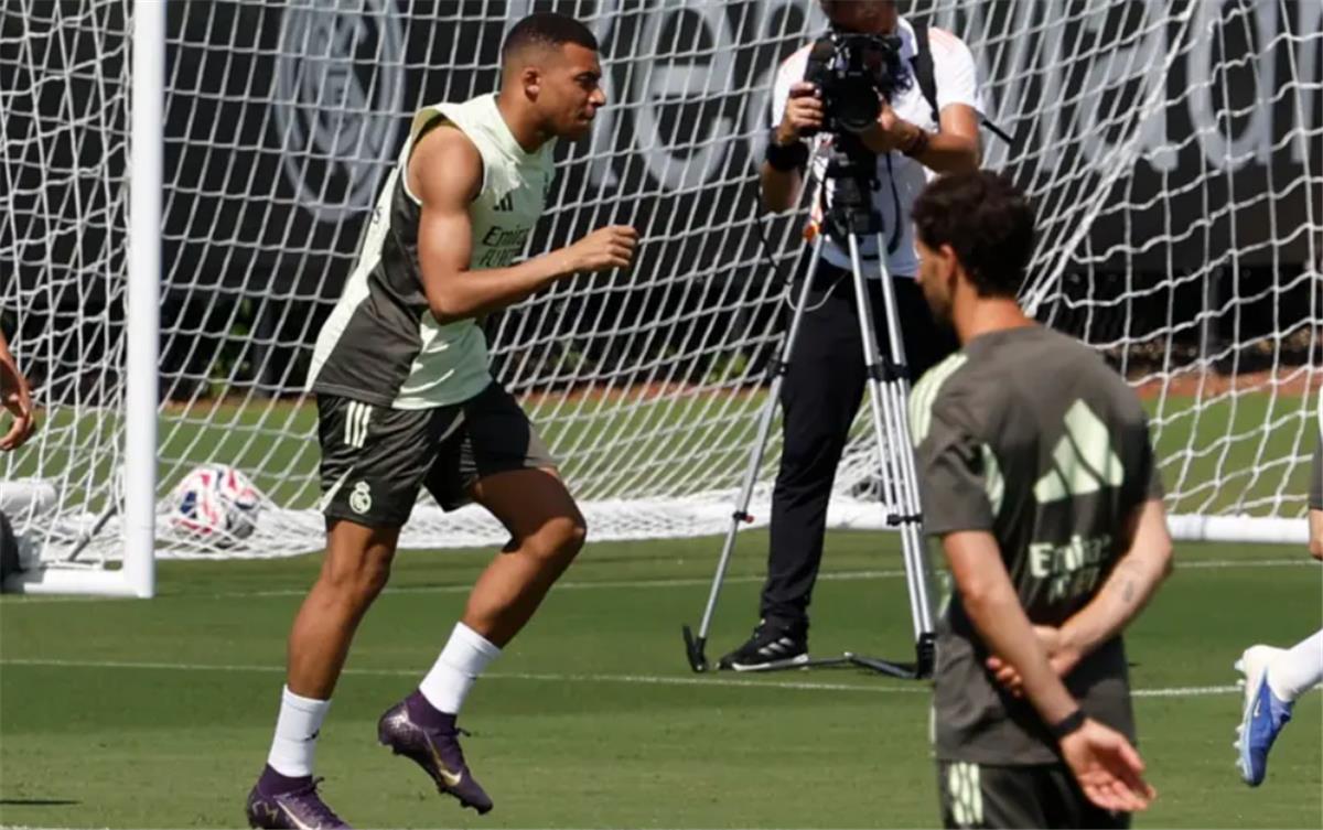 ماركا تكشف تطورات حالة مبابي وموقفه من مباراة ريال مدريد وسالزبورج