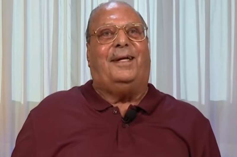 أسامة عباس ينفي اعتزاله: “اللي بيتعرض عليا ميستاهلش!”