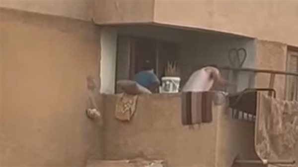 عاجل.. القبض على والدي الصغير المعتدى عليه في شرفة منزله بالعاشر من رمضان