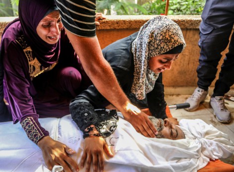 الجيش الإسرائيلي يرتكب مجزرة جديدة بقصف خيمة تؤوي نازحين داخل مدرسة جنوب غزة.. 14 شهيدًا بينهم نساء وأطفال