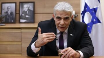 لابيد يحذر من أن سلاح نتنياهو لميليشيات في غزة قد يوجه ضد الجيش.. ويدعو الحكومة الإسرائيلية للرحيل