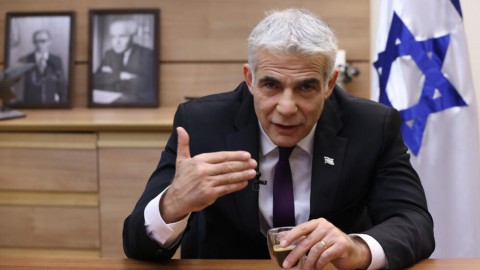 لابيد يحذر من أن سلاح نتنياهو لميليشيات في غزة قد يوجه ضد الجيش.. ويدعو الحكومة الإسرائيلية للرحيل