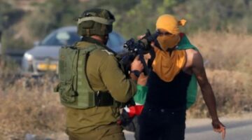 استشهاد فلسطيني وإصابة إثنين آخرين برصاص الجيش الإسرائيلي قرب مدينة الخليل جنوبي الضفة الغربية