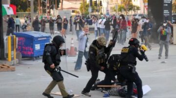 مواجهات عنيفة بين الشرطة الأمريكية ومتظاهرين معارضين للمداهمات ضد المهاجرين وترامب يأمر بنشر الحرس الوطني