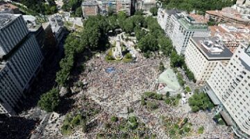 عشرات آلاف الإسبان يتظاهرون ضد حكومة سانشيز في مدريد