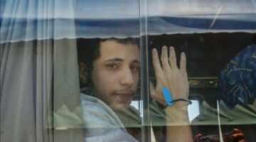 إسرائيل تفرج عن 12 أسيرا فلسطينيا من غزة بعد شهور من التعذيب والتجويع