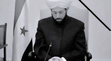 “من هو ربّكم أيها الأبالسة؟”.. هل قتل نظام الشرع “مُفتي الأسد حسون”؟.. تضارب الأنباء حول تعرّضه لتعذيب شوّه وجهه وجسده.. عائلته لا تعرف عنه شيئًا! وهل اعتباره “ثورة الإرهابيين “مُؤامرة” جريمة تستوجب قتله؟