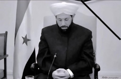 “من هو ربّكم أيها الأبالسة؟”.. هل قتل نظام الشرع “مُفتي الأسد حسون”؟.. تضارب الأنباء حول تعرّضه لتعذيب شوّه وجهه وجسده.. عائلته لا تعرف عنه شيئًا! وهل اعتباره “ثورة الإرهابيين “مُؤامرة” جريمة تستوجب قتله؟