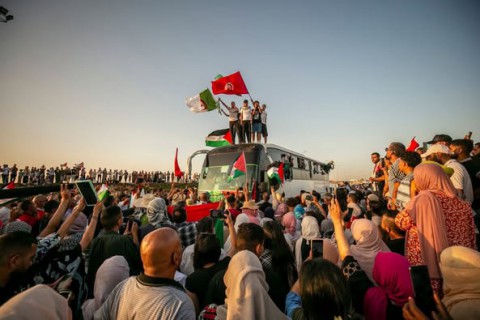 بين تبجيل البعض لها وتخوين الآخر.. ما المصير الذي ينتظر قافلة الصمود المغاربية؟ هل يرفع حفتر الحرج عن السيسي؟ وماذا لو سمحت مصر لها؟ وماذا لو منعت؟