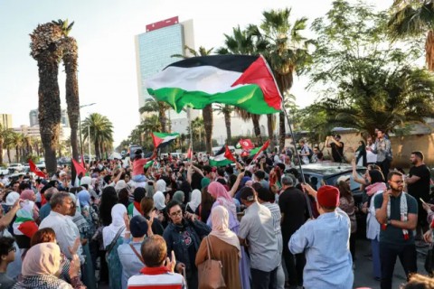 مصر ترحل عشرات الأجانب كانوا يخططون للمشاركة بمسيرة مؤيدة للفلسطينيين.. وقافلة المساعدات المغاربية على مشارف مدينة مصراتة وتناشد القاهرة تسهيل مرورها إلى مدينة رفح