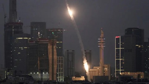 دفعة جديدة من الصواريخ الإيرانية تتساقط على إسرائيل.. وجيش الاحتلال يشن غارات عنيفة على مناطق متفرقة في إيران