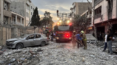 الجيش الإسرائيلي يُنذر سكان إيران بإخلاء فوري للمناطق القريبة من “منشآت الأسلحة ويدعي اعتراض معظم الصواريخ النهارية.. وتوقعات باستمرار الحرب لأسابيع طويلة