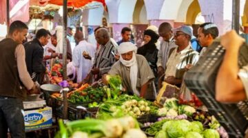 رجل أمن يعتدي على بائع.. فيديو يغضب الجزائريين