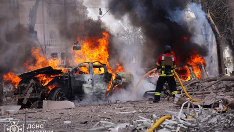 مقتل 14 شخصًا بينهم أمريكي وإصابة 50 آخرين بضربات روسية عنيفة استهدفت عدة مناطق في العاصمة الأوكرانية كييف