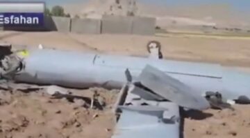 بالفيديو.. مشاهد لمُسيرة إسرائيلية أسقطها الجيش الإيراني في أصفهان