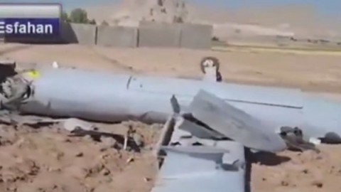 بالفيديو.. مشاهد لمُسيرة إسرائيلية أسقطها الجيش الإيراني في أصفهان