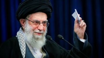 خامنئي: إيران “لن تستسلم أبدا” للضغوط وعلى أمريكا أن تعلم أن أي تدخّل عسكري من جانبهم سيؤدي إلى أضرار لا تعوَّض