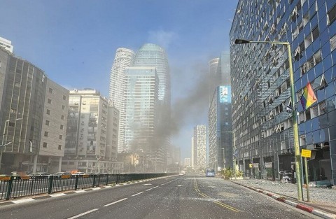 إيران تطلق الموجة الـ14 من “الوعد الصادق 3” وعشرات الاصابات بعد سقوط بعضها بتل أبيب أعقبه هجوم كثيف بالمسيرات.. ونتنياهو يهددها بدفع “الثمن غاليا جدا” بعد ضرب مستشفى