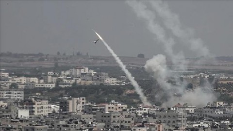 إيران تطلق دفعة جديدة من الصواريخ على إسرائيل وإصابة شخصين وصفارات الإنذار تدوي في عدة مناطق إسرائيلية  