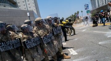 شرطة الهجرة الأميركية تثير الرعب والغضب في لوس أنجليس.. وهذا ما يجري في الشوارع