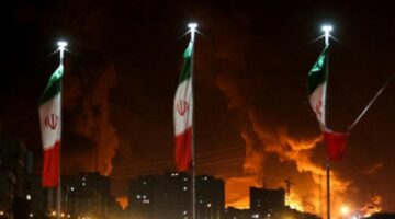 انفجار “ضخم” في محافظة بوشهر حيث محطة الطاقة النووية في جنوب غرب إيران عقب تعرضها لهجوم.. والجيش الإسرائيلي يقول إنه قصف “عشرات” المواقع الإيرانية الأحد 