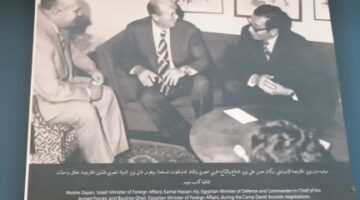 صور لموشيه ديان رفقة بطرس غالي في مكتبة شهيرة تثير عاصفة من الغضب في مصر.. ما القصة؟