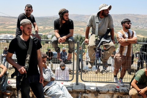 اربعة شهداء فلسطينيين و7 إصابات برصاص جيش الاحالال وهجوم مستوطنين متطرفين على بلدة “كفر مالك” واليامون وسط الضفة الغربية.. المعارضة الاسرائيلية تعتبرها “مجزرة يهودية عنيفة” والسلطة الفلسطينية تتهم حكومة إسرائيل