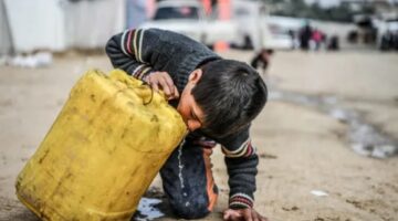 وكالة “الأونروا” تطلق نداء تحذير: سكان غزة مهددون بالموت عطشا بعد انهيار أنظمة التزويد بالمياه بسبب القصف الإسرائيلي