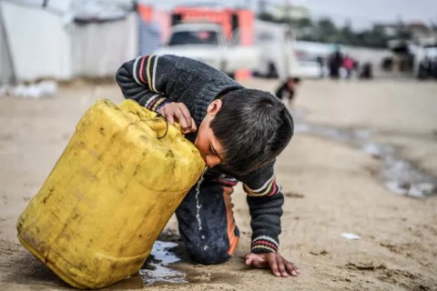 وكالة “الأونروا” تطلق نداء تحذير: سكان غزة مهددون بالموت عطشا بعد انهيار أنظمة التزويد بالمياه بسبب القصف الإسرائيلي