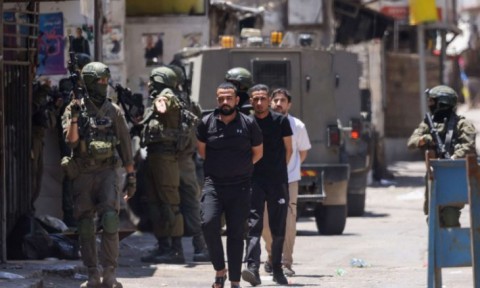 بينهم صحفي.. الجيش الإسرائيلي يعتقل 27 فلسطينيا بالضفة